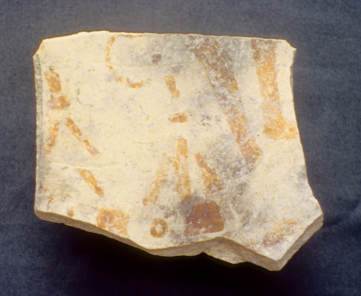 MSJ2A-5-6-17/motul:152 || Tripod plate with base ridge. Human figure.