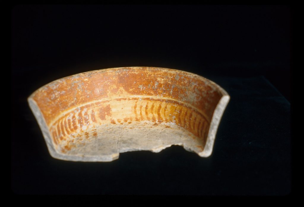 MSJ2A-5-6-16/motul:279 || Gabeta 8. Interior. Outcurved dish/bowl.