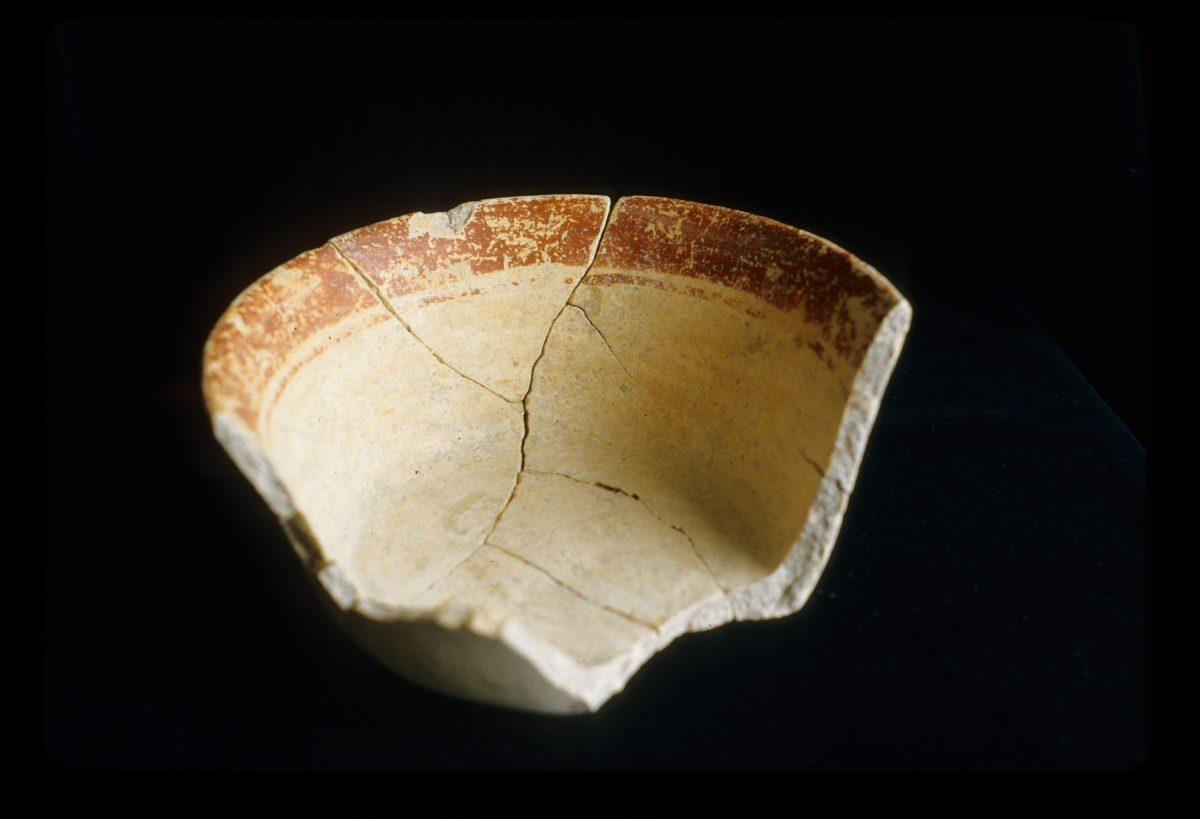 MSJ2A-5-6-15/motul:281 || Gabeta 8. Interior. Outcurved dish/bowl.