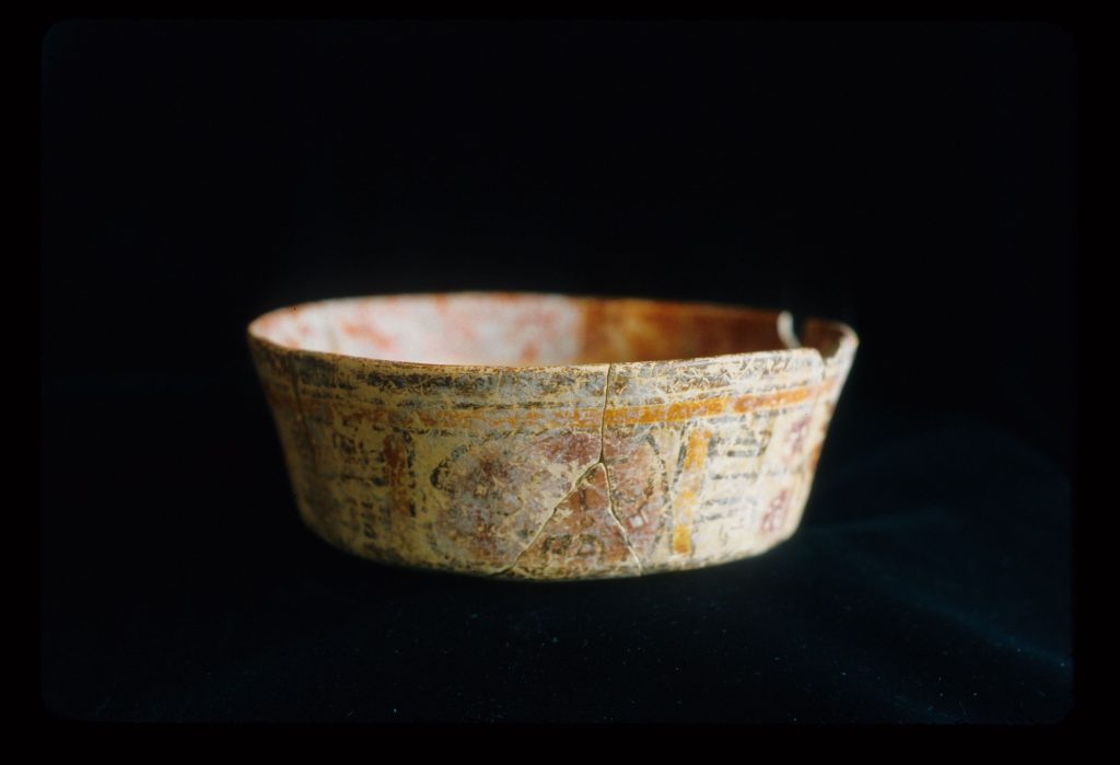 MSJ2A-5-6-15/motul:313 || Gabeta 7. Exterior. Outflared dish/bowl. Pink slip. Paired Symbols Style.