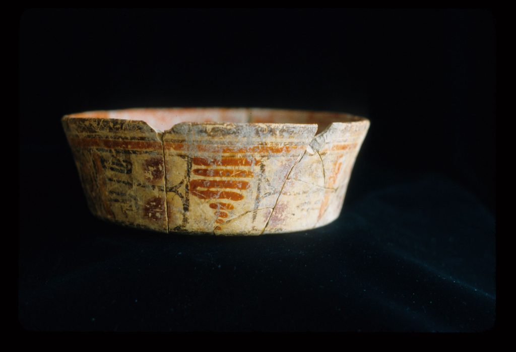 MSJ2A-5-6-15/motul:314 || Gabeta 7. Exterior. Outflared dish/bowl. Pink slip. Paired Symbols Style.