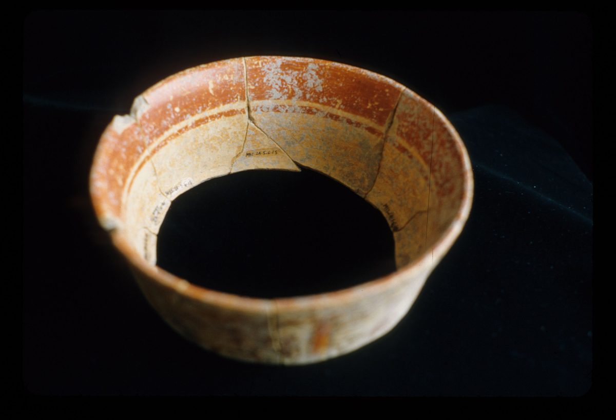 MSJ2A-5-6-15/motul:316 || Gabeta 7. Interior. Outflared dish/bowl. Pink slip. Paired Symbols Style.