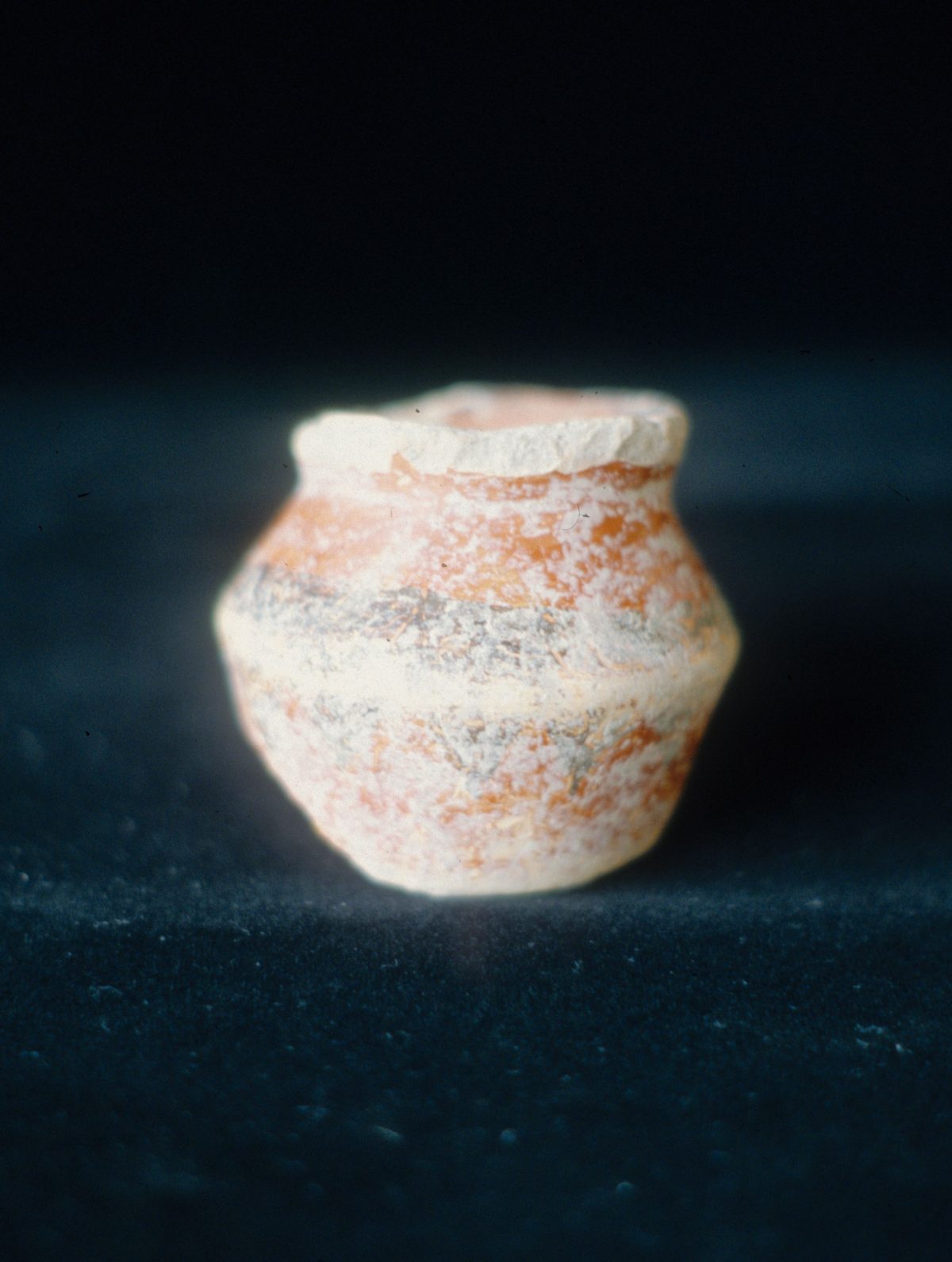 MSJ2A-5-7-4/motul:323 || Gabeta 4. Miniature jar. Specular hematite.