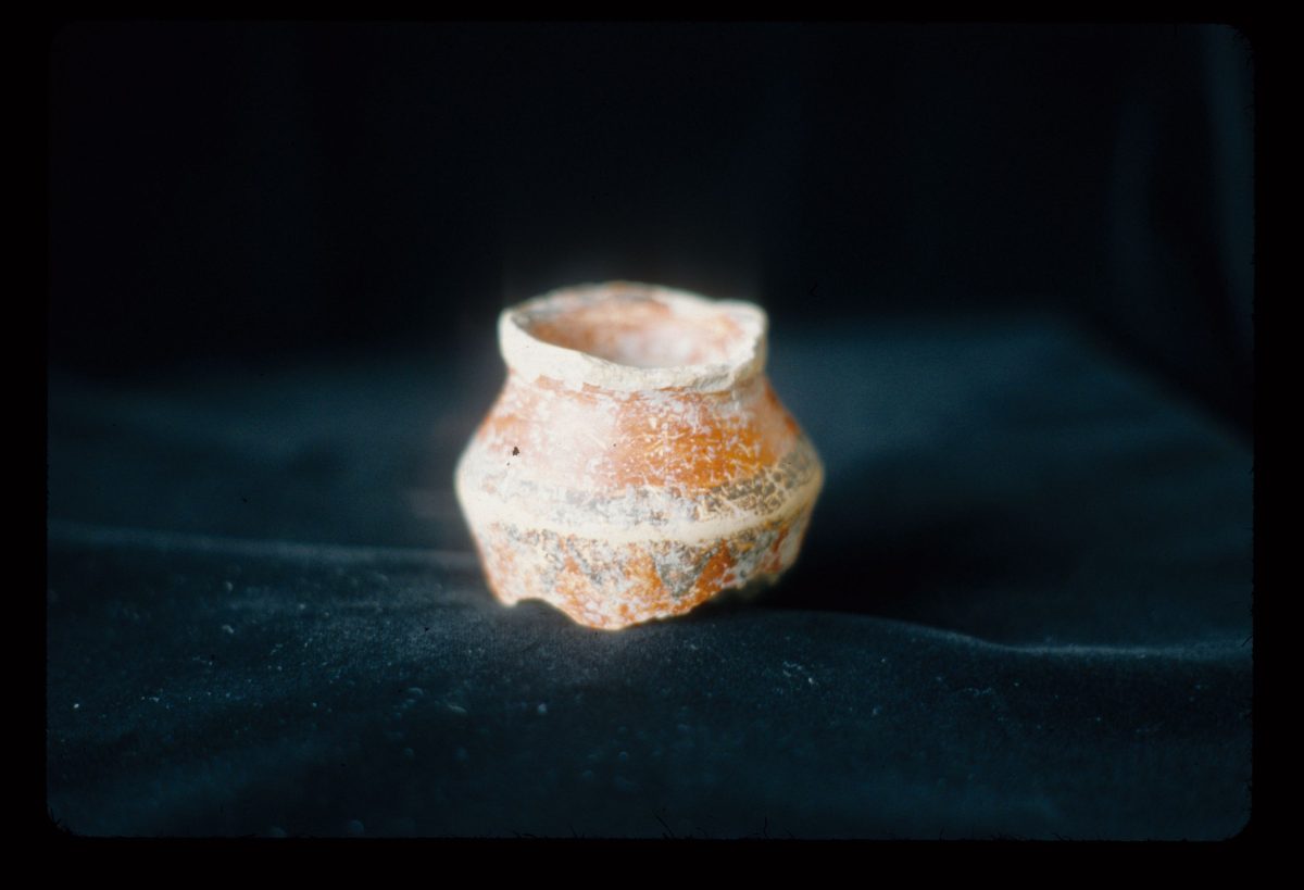 MSJ2A-5-7-4/motul:324 || Gabeta 4. Miniature jar. Specular hematite.
