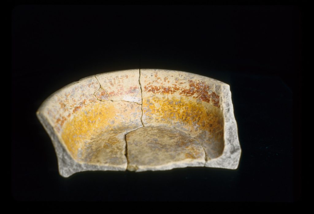MSJ2A-5-6-14/motul:367 || Gabeta 8. Outcurved dish/bowl. Interior.